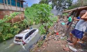 1764673530102-mobil-hanyut-di-kabupaten-bandung-1764665532247_169