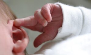 1764673532042-ilustrasi-bayi-diajak-nonton-konser-1_169