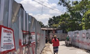 1764759958399-suasana-gang-satata-sariksa-kelurahan-sukahaji-kota-bandung-warga-di-sana-saat-ini-sedang-dilanda-kecemasan-karena-menghadapi--1744105027384_169