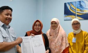 1764781556497-dua-anggota-dprd-kota-bogor-dari-fraksi-pks-abdul-rosyid-dan-mulyani-datang-menyerahkan-dukungan-alat-kesehatan-dan-obat-obata-1764779059257_169