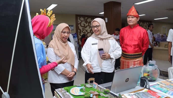 1764781563649-sekretaris-daerah-kota-cimahi-maria-fitriana-didampingi-kepala-dinas-pangan-dan-pertanian-dispangtan-kota-cimahi-tita-maryam-s-1764773818125_169