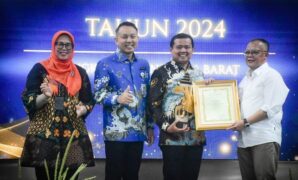 1764781569663-bupati-sumedang-dony-ahmad-munir-tengah-saat-menerima-penghargaan-paritrana-awards-1764764050315_169