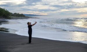 1764803113700-sensasi-kemah-di-pantai-selatan-jawa-barat-2_169