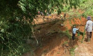 1764932742239-warga-dan-petugas-membuat-jalur-darurat-di-cililin-kbb-1764931232014_169