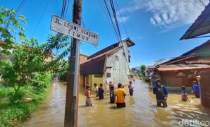 1764932746226-permukiman-warga-yang-terendam-banjir-di-kampung-leuwi-bandung-desa-citeureup-kecamatan-dayeuhkolot-kabupaten-bandung-jumat-51-1764920559287_169