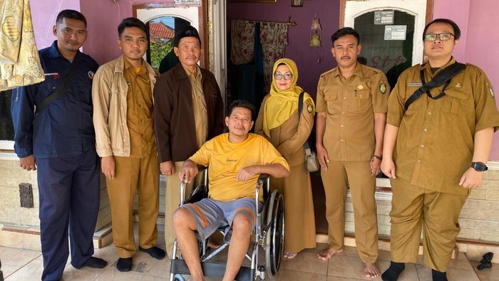 1764975879825-penyaluran-bantuan-kursi-roda-oleh-dinsos-indramayu-1764929728040_169