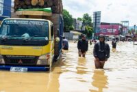 1764997518022-dayeuhkolot-bandung-terendam-banjir-hingga-150-cm-1764918590104_169