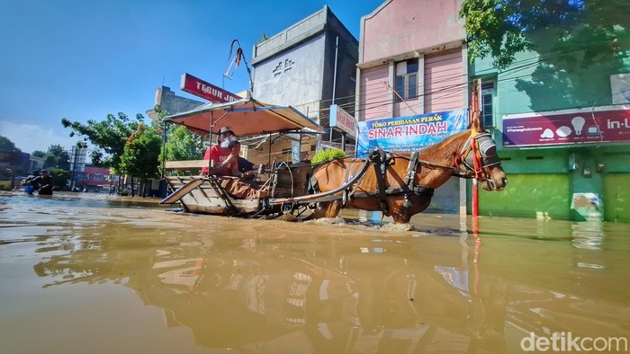 1764997530259-banjir-di-dayeuhkolot-bandung-1764905193576_169