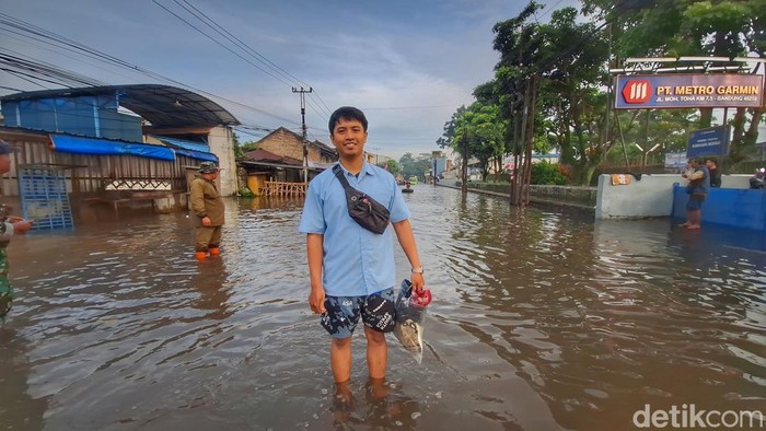 1764997535132-perjuangan-aris-terjang-banjir-demi-bisa-kerja-di-dayeuhkolot-bandung-1764983998055_169