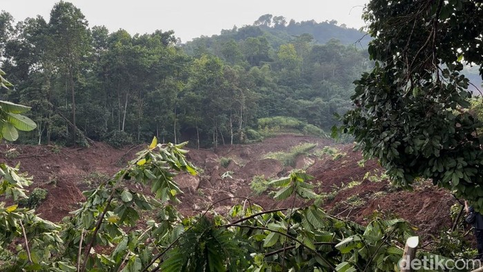 1765019115787-kondisi-bencana-longsor-kampung-condong-desa-wargaluyu-kecamatan-arjasari-1765013252499_169