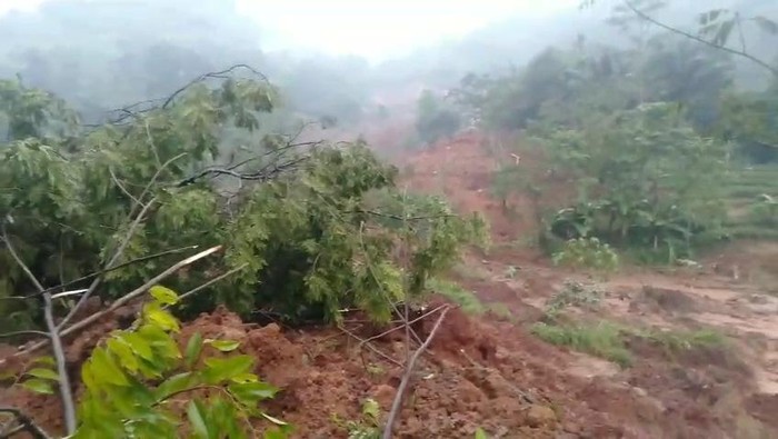 1765019121145-bencana-longsor-terjadi-di-kampung-condong-desa-wargaluyu-kecamatan-arjasari-kabupaten-bandung-jumat-5122025-1764943102490_169