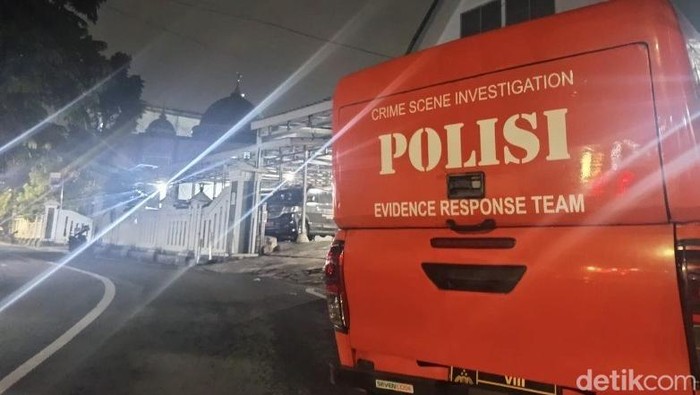 1765083901684-inafis-polres-sukabumi-kota-usai-membawa-jasad-korban-ke-rsud-syamsudin-sh-1765069842412_169