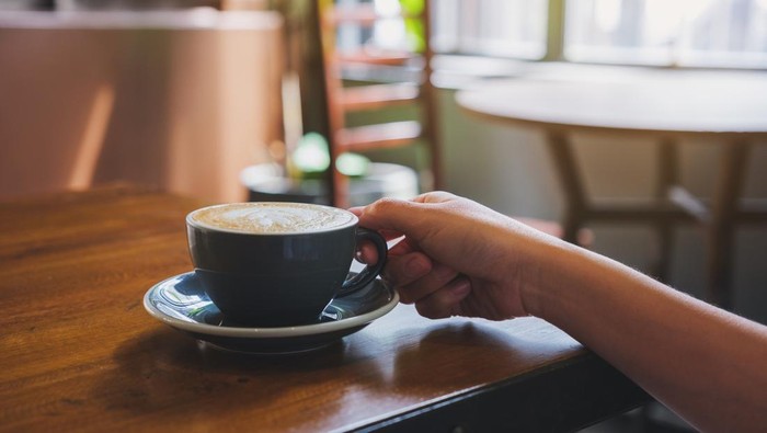 1765083904750-ilustrasi-minum-kopi-di-cafe-atau-kafe_169