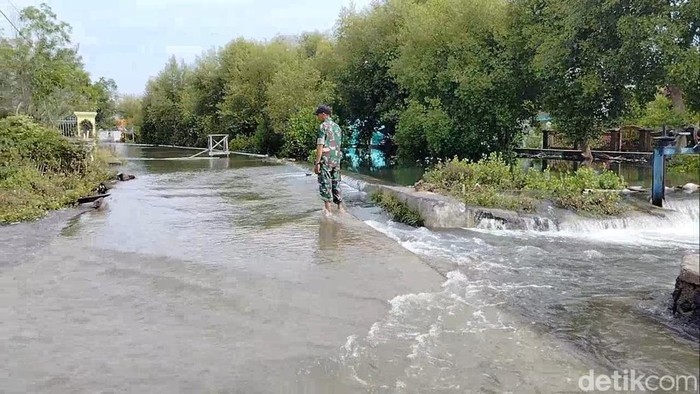 1765105513328-banjir-di-desa-mayangan-dan-legonkulon-subang-1764830327198_169