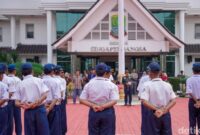 1765105524709-bupati-karawang-aep-syaepuloh-saat-melakukan-pelepasan-siswa-ke-barak-militer-1765087701116_169