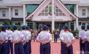 1765105524709-bupati-karawang-aep-syaepuloh-saat-melakukan-pelepasan-siswa-ke-barak-militer-1765087701116_169