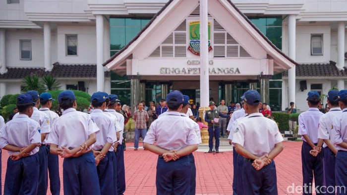 1765105524709-bupati-karawang-aep-syaepuloh-saat-melakukan-pelepasan-siswa-ke-barak-militer-1765087701116_169