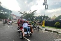 1765127106017-uji-coba-becak-listrik-usai-diserahkan-kepada-ratusan-tukang-becak-di-kabupaten-cirebon-1765110490587_169