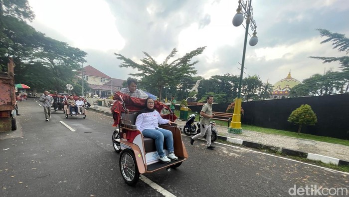 1765127106017-uji-coba-becak-listrik-usai-diserahkan-kepada-ratusan-tukang-becak-di-kabupaten-cirebon-1765110490587_169