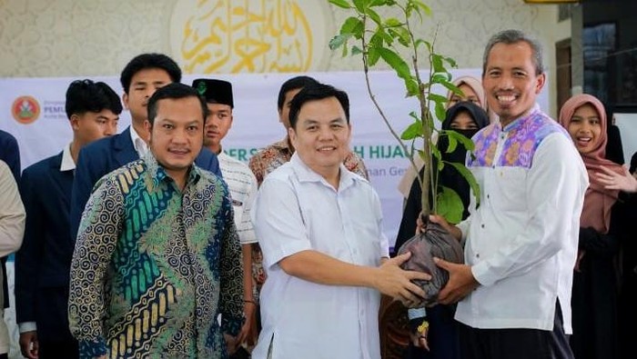 1765127109228-ketua-dprd-kota-bogor-adityawarman-adil-1765118868211_169