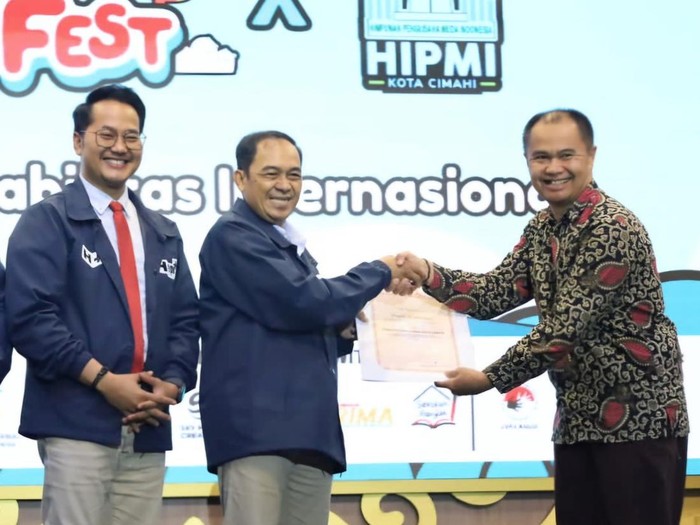 1765127111656-wali-kota-cimahi-ngatiyana-dan-wakil-wali-kota-cimahi-adhitia-yudisthira-saat-peringatan-hari-disabilitas-internasional-1765115883487_43