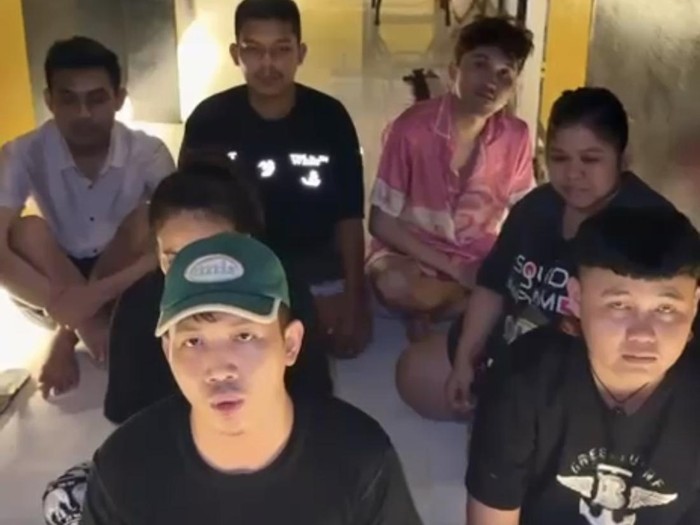 1765127112144-tangkapan-layar-video-dimas-saat-meminta-dipulangkan-dari-kamboja-1765098399268_43