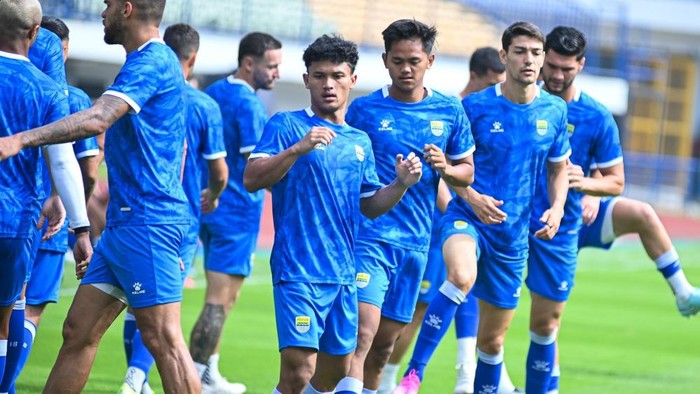 1765127114536-para-pemain-persib-bandung-1760945855635_169