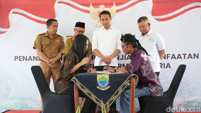 1765191910560-pemerintah-pusat-melalui-bank-tanah-dan-pemerintah-kabupaten-cianjur-telah-menandatangani-perjanjian-pemanfaatan-tanah-eks-hgu-1765178296627_169