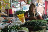 1765191915754-pedagang-sayuran-di-pasar-tasikmalaya-1765161794177_169