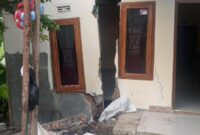 1765191917760-kondisi-rumah-retak-terbelah-akibat-longsor-di-desa-jagabaya-kecamatan-panawnagan-kabupaten-ciamis-1765176209658_169