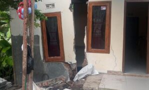 1765191917760-kondisi-rumah-retak-terbelah-akibat-longsor-di-desa-jagabaya-kecamatan-panawnagan-kabupaten-ciamis-1765176209658_169