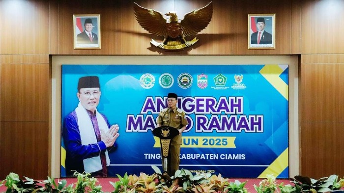 1765213522612-bupati-ciamis-herdiat-sunarya-menyerahkan-anugerah-masjid-ramah-2025-1765177481455_169