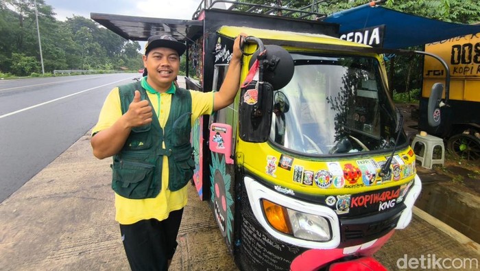 1765256712765-udin-dan-warkop-bajajnya-di-jalan-lingkar-timur-kuningan-1765182314628_169