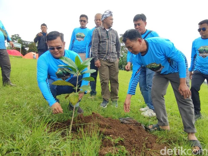 1765256716545-kapolres-ciamis-akbp-hidayatullah-1765074271315_43