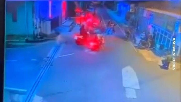 1765256717296-aksi-meresahkan-gerombolan-bermotor-bersenjata-tajam-di-cimahi-1765252113558_169