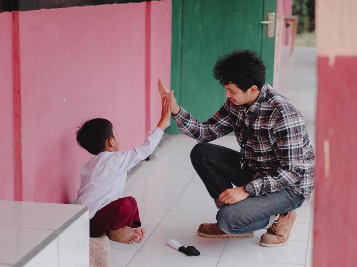 1765256719666-founder-gerakan-mengajar-desa-gardian-muhammad-abdullah-kunjungi-salah-satu-sekolah-rusak-di-pelosok-cianjur-1765116293814_43