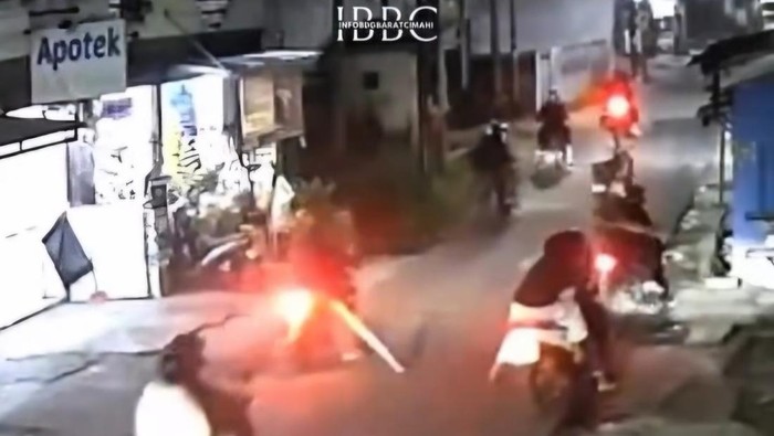 1765256723359-tangkapan-layar-penyerangan-gerombolan-bermotor-di-kbb-1765176908537_169