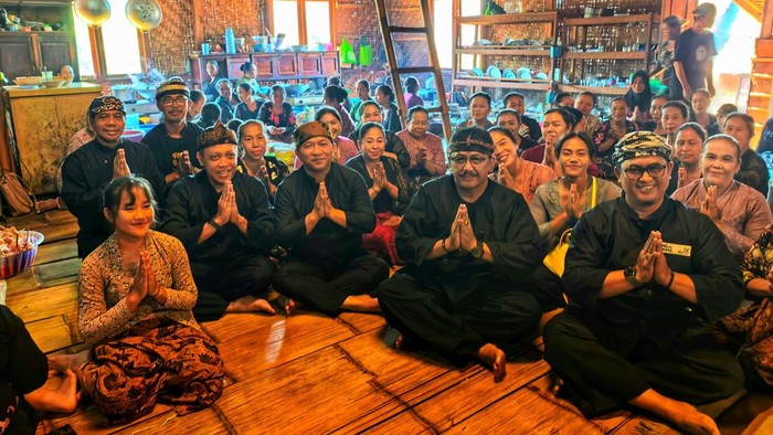 1765256730573-asep-japar-di-wilayah-kasepuhan-adat-yang-menjadi-bagian-keistimewaan-kawasan-geopark-ciletuh-palabuhanratu-1765186614432_169