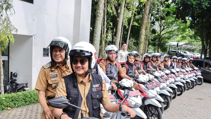 1765256731722-wali-kota-cimahi-ngatiyana-dan-wakilnya-adhitia-yudisthira-menjajal-motorbike-ambulance-1765201892314_169