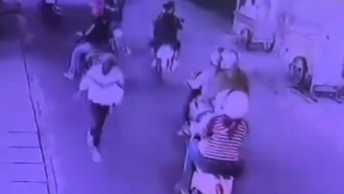 1765278311522-tangkapan-layar-kelompok-motor-serang-rumah-warga-di-cimahi-1765277030055_169