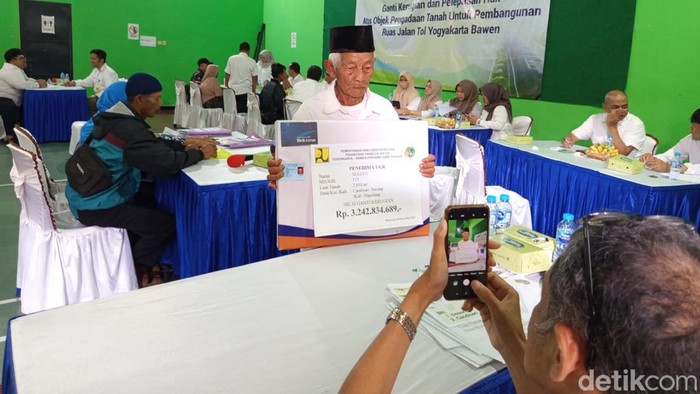 1765278318001-mbah-sugito-penerima-ugr-tol-1765269027033_169