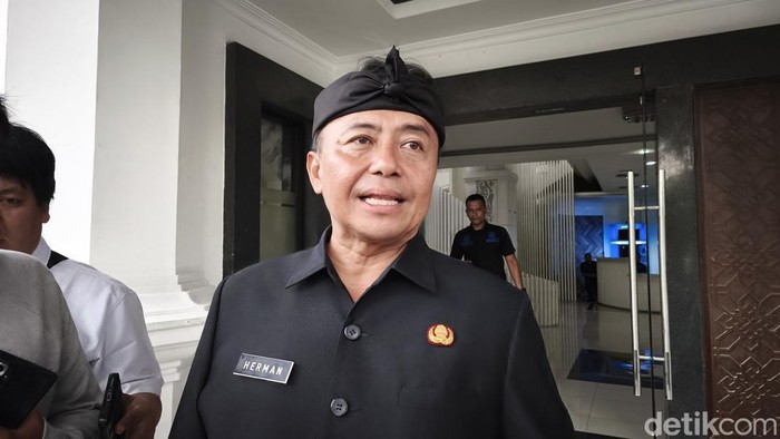 1765278326083-sekretaris-daerah-sekda-jabar-herman-suryatman-1757491838980_169