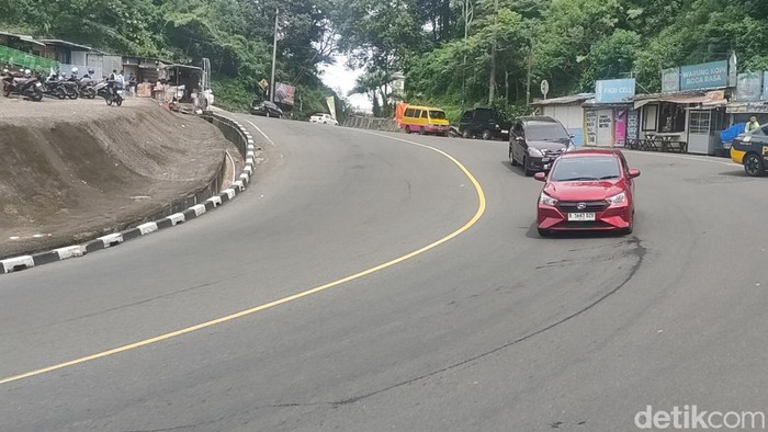 1765299892377-jalur-puncak-salah-satu-titik-rawan-bencana-di-cianjur-1765273890822_169