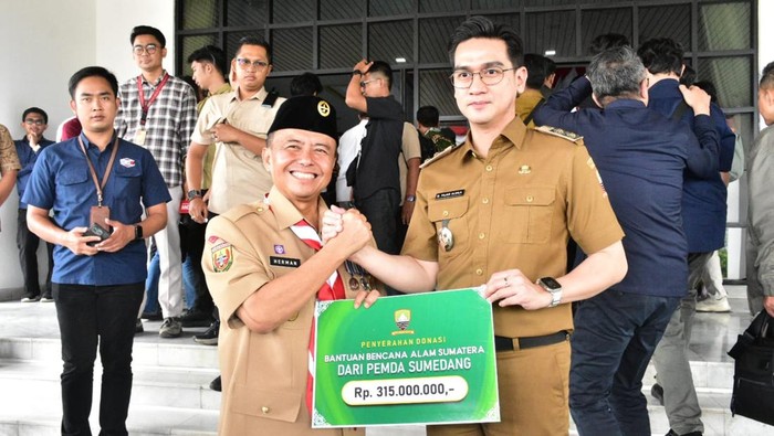 1765299894868-wakil-bupati-sumedang-fajar-aldila-saat-menyerahkan-bantuan-ke-sekda-jabar-herman-suryatman-untuk-korban-bencana-alam-sumatera-1765281612554_169