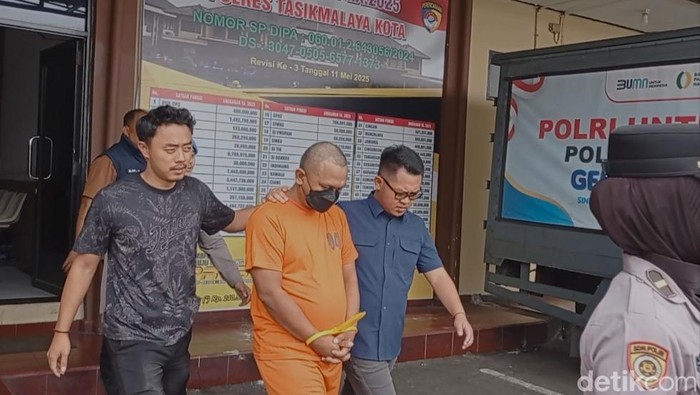 1765299903907-polisi-saat-menggelandang-pelaku-pemalsuan-tepung-terigu-di-tasikmalaya-1765262526368_169