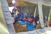 1765299905395-suasana-posko-pengungsi-longsor-lereng-gunung-sinapeul-1765280352061_169