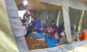 1765299905395-suasana-posko-pengungsi-longsor-lereng-gunung-sinapeul-1765280352061_169