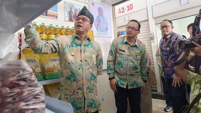 1765343106203-bupati-bandung-dadang-supriatna-1765018896263_169