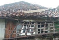 1765343118352-angin-puting-beliung-di-subang-1765260423933_169