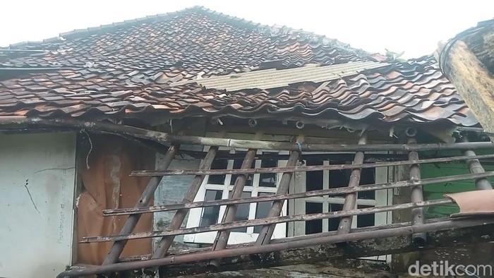 1765343118352-angin-puting-beliung-di-subang-1765260423933_169